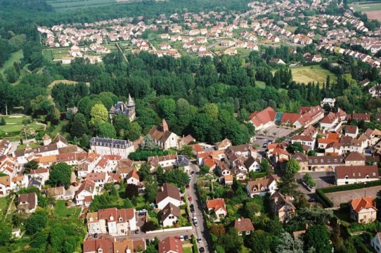 Fourqueux, a piece of greenery. Village with a human dimension. Easy prodedures